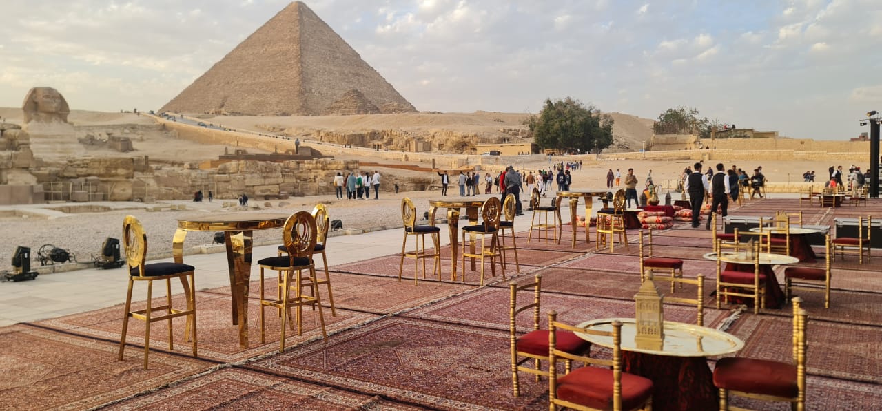 Panoramic lounge at the Pyramids